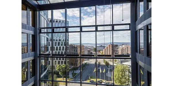 helsfyr-atrium-glassvegg-inne