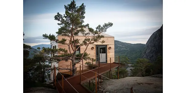 the-bolder-dag-myrestrand-grand-lodge-inngang