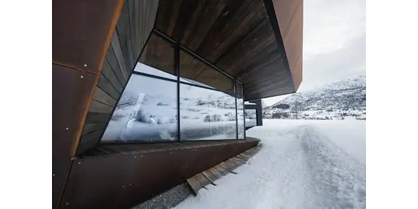 imgi_90_black-lodge-glassfasade-vinterdag