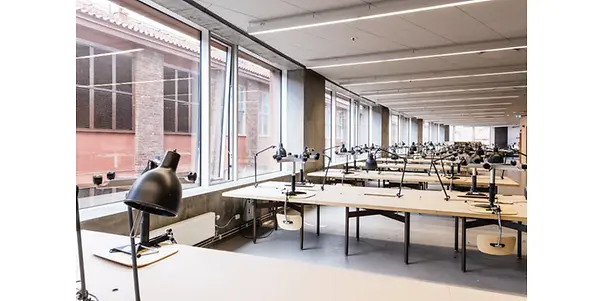 Arkitekturskolan_aluminiumfönster_AWS_114_SG_överkantshängt_utåtgående_Schüco